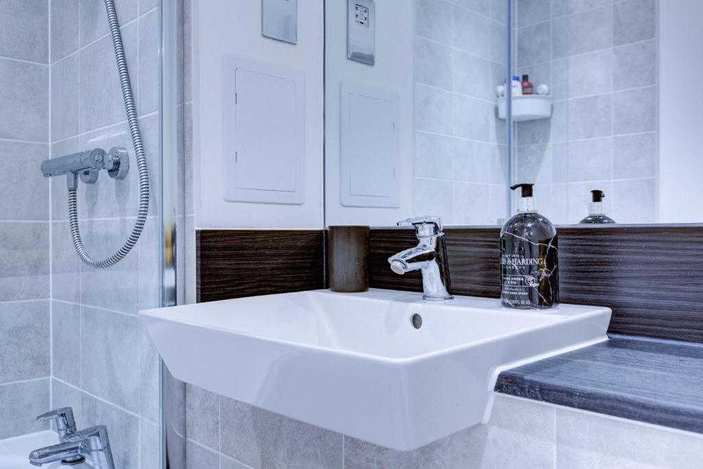 ロンドンLuxury 2 Bed Flat In A New Block In East Actonアパートメント エクステリア 写真